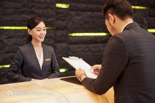 酒店前台服务中的专业摄影