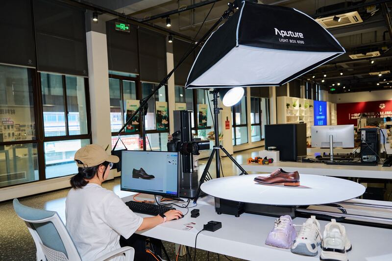 惠利玛·智惠映AI自动拍照智能体 重塑鞋服电商的视觉“工业流水线”